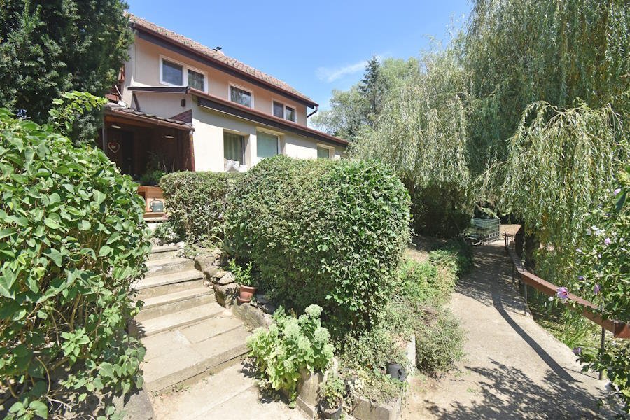 (AAA) Haus mit Teich quasi in Alleinlage und doch zentral!