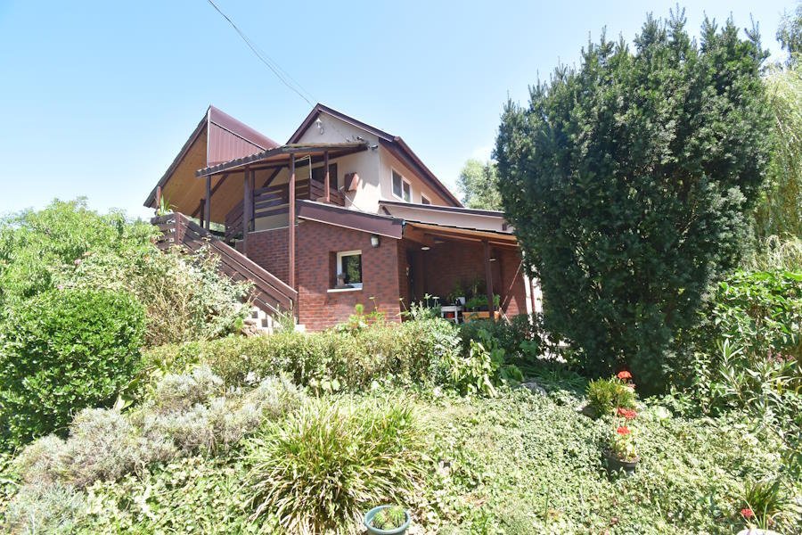 (AAA) Haus mit Teich quasi in Alleinlage und doch zentral!