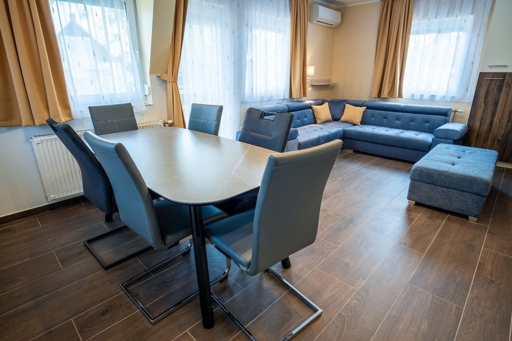 (AAA) Luxuriöses Familienhaus in unmittelbarer Nähe des Balaton-Ufers, auch als Apartmenthaus nutzbar (KK043)