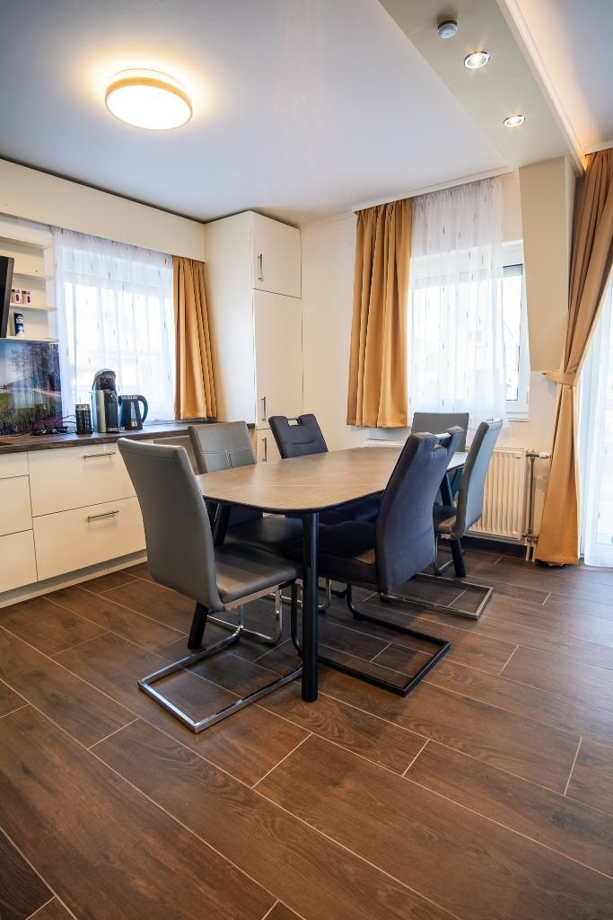 (AAA) Luxuriöses Familienhaus in unmittelbarer Nähe des Balaton-Ufers, auch als Apartmenthaus nutzbar (KK043)