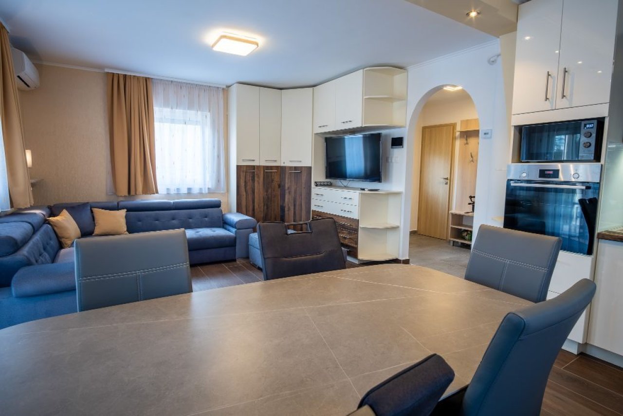 (AAA) Luxuriöses Familienhaus in unmittelbarer Nähe des Balaton-Ufers, auch als Apartmenthaus nutzbar (KK043)