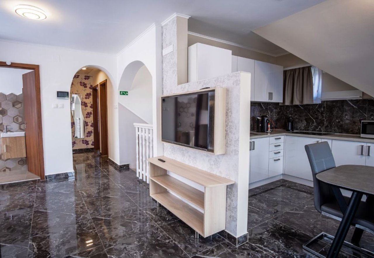 (AAA) Luxuriöses Familienhaus in unmittelbarer Nähe des Balaton-Ufers, auch als Apartmenthaus nutzbar (KK043)