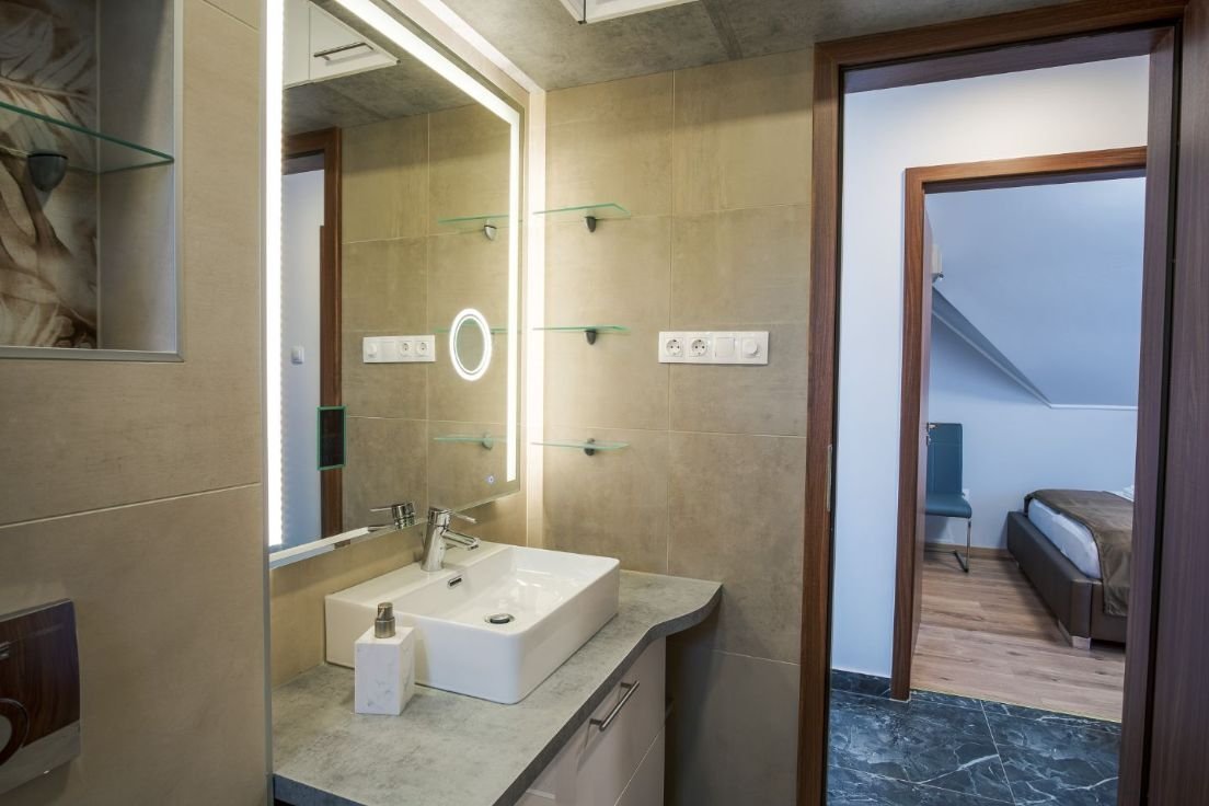 (AAA) Luxuriöses Familienhaus in unmittelbarer Nähe des Balaton-Ufers, auch als Apartmenthaus nutzbar (KK043)