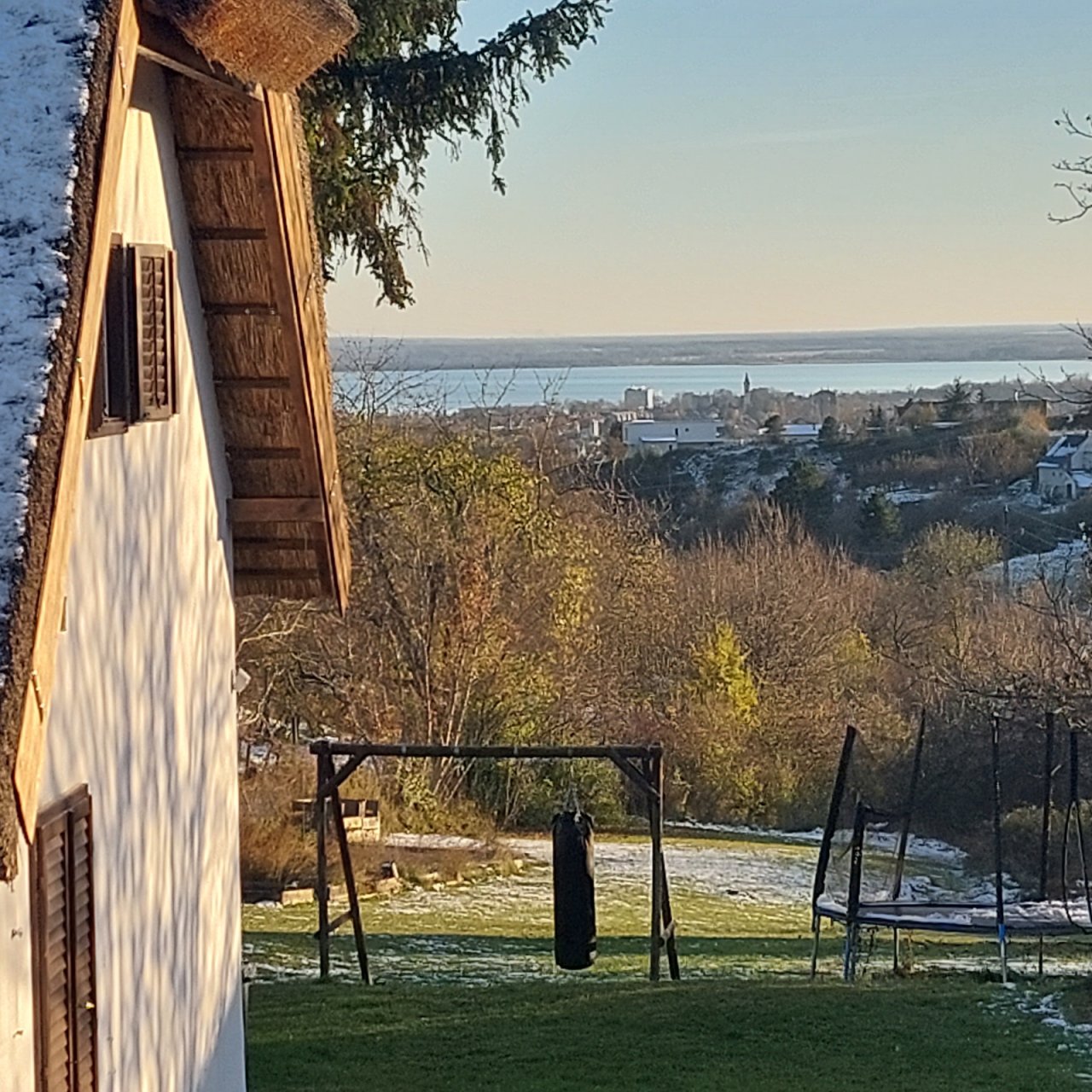 (AAA) Traumhaftes Anwesen für 2 Familien am Nordufer mit Balatonblick (CM192-2)