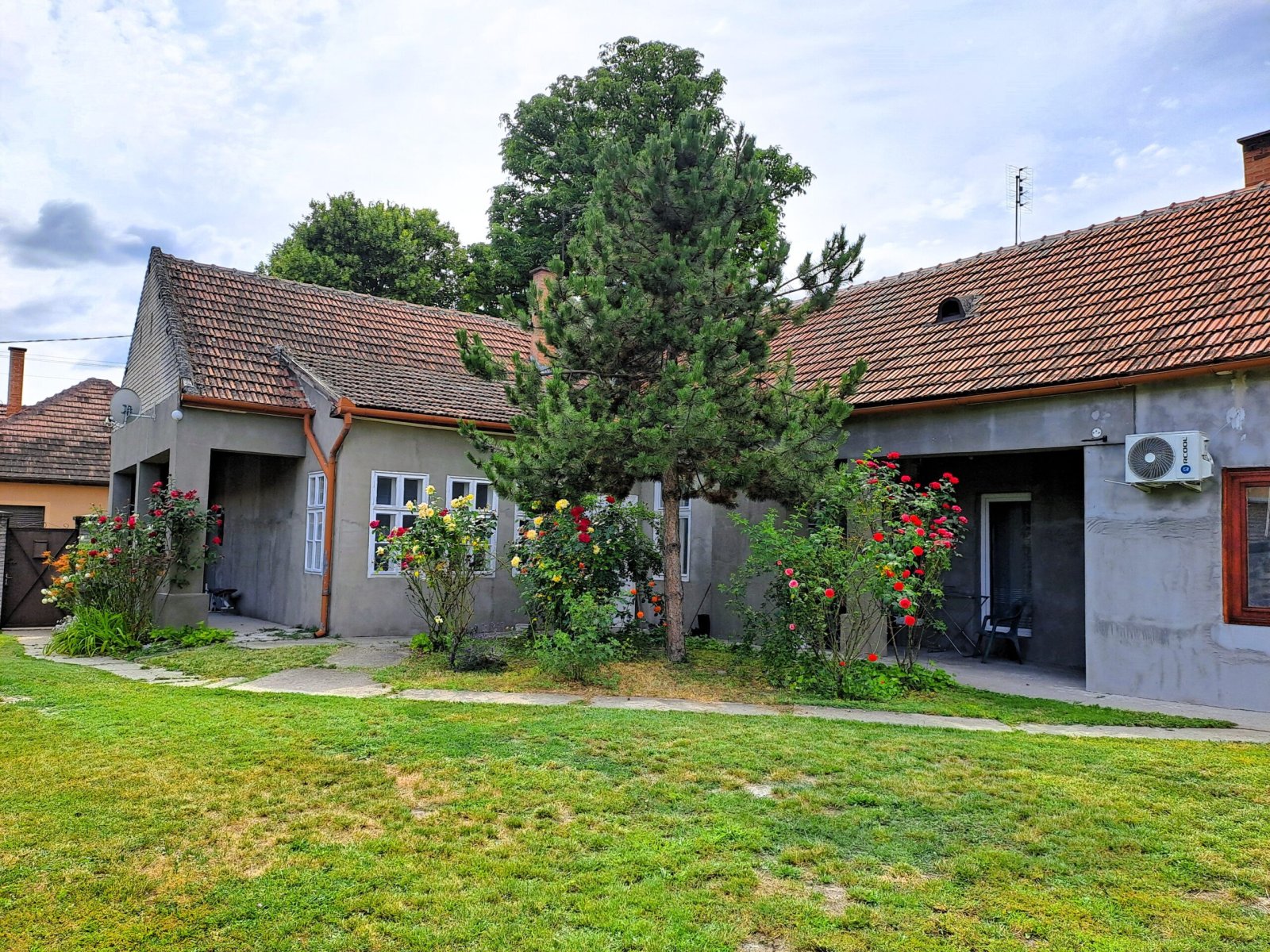 (AAA) Mehrgenerationenhaus mit schönem Grundstück