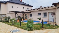 (AAA) Einfamilienhaus mit Pool in ruhiger Straße von Héviz (33395-2)