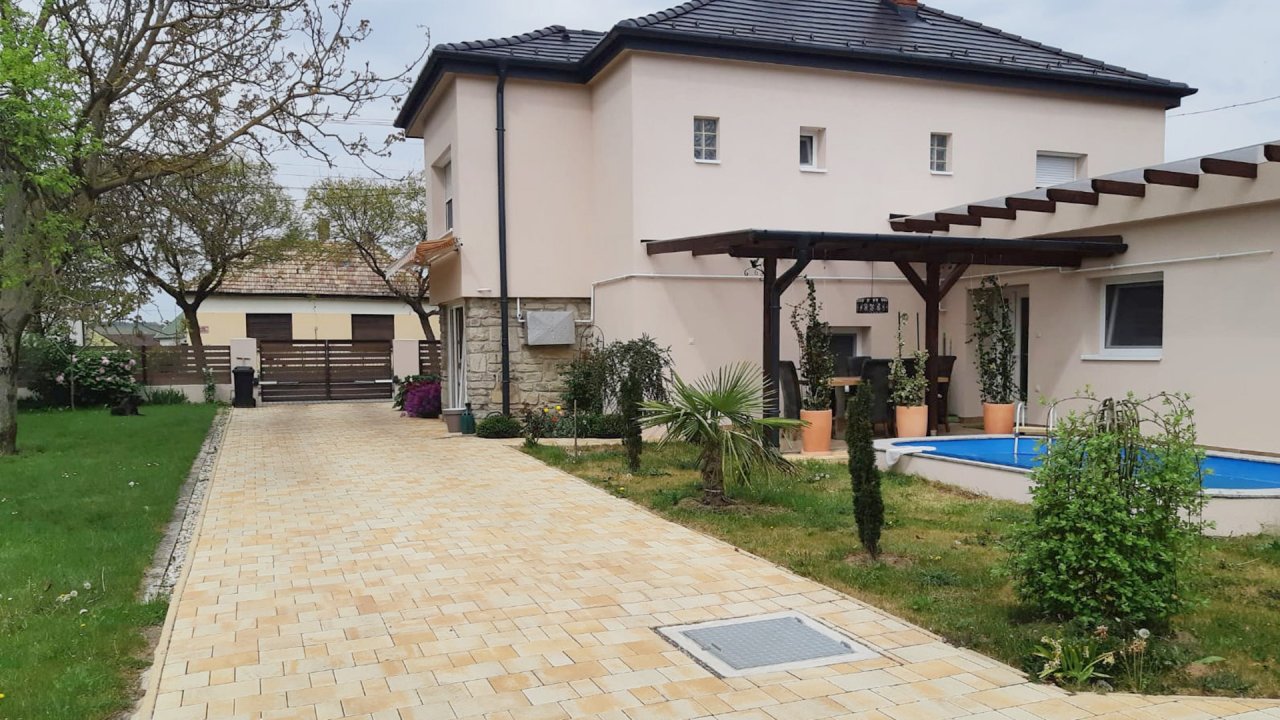 (AAA) Einfamilienhaus mit Pool in ruhiger Straße von Héviz