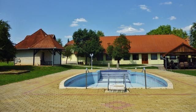 (ACA) 2 Hotels mit Konferenzsaal, Reithalle, Thermalbrunnen und vielen weiteren Extras (FER2207-2)