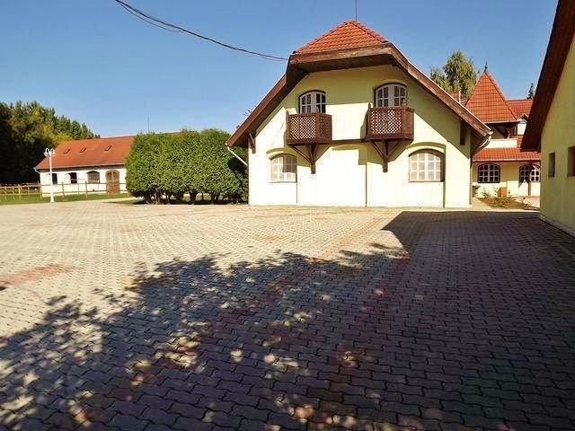 (ACA) 2 Hotels mit Konferenzsaal, Reithalle, Thermalbrunnen und vielen weiteren Extras (FER2207-2)