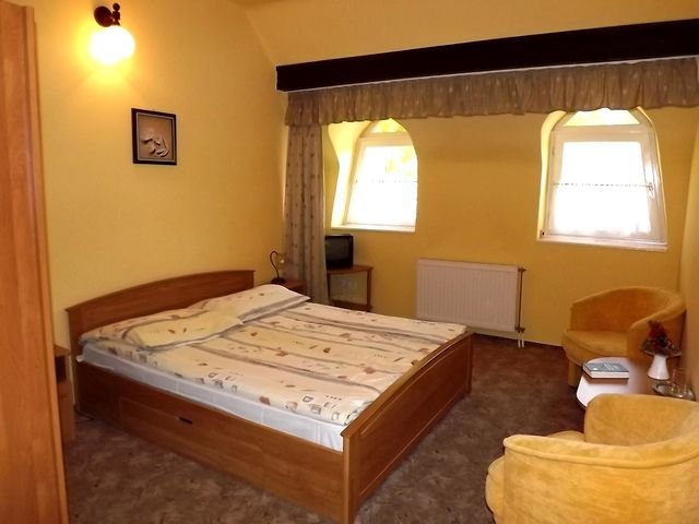(ACA) 2 Hotels mit Konferenzsaal, Reithalle, Thermalbrunnen und vielen weiteren Extras (FER2207-2)