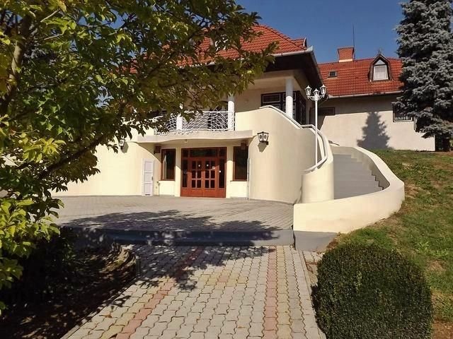 (ACA) 2 Hotels mit Konferenzsaal, Reithalle, Thermalbrunnen und vielen weiteren Extras (FER2207-2)