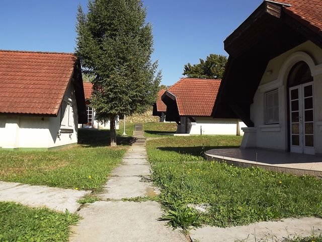(ACA) 2 Hotels mit Konferenzsaal, Reithalle, Thermalbrunnen und vielen weiteren Extras (FER2207-2)
