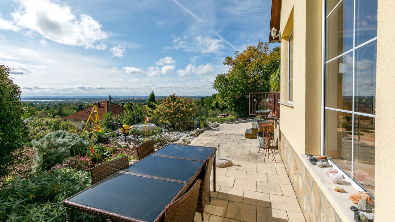 (BAA) Familienhaus mit fantastischem Grundstück und Panoramablick (33502-3)