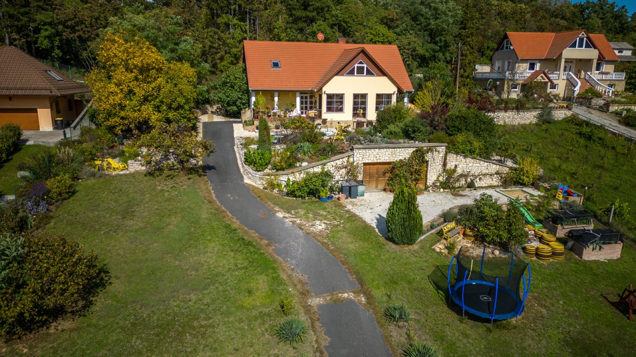 (BAA) Familienhaus mit fantastischem Grundstück und Panoramablick (33502-3)