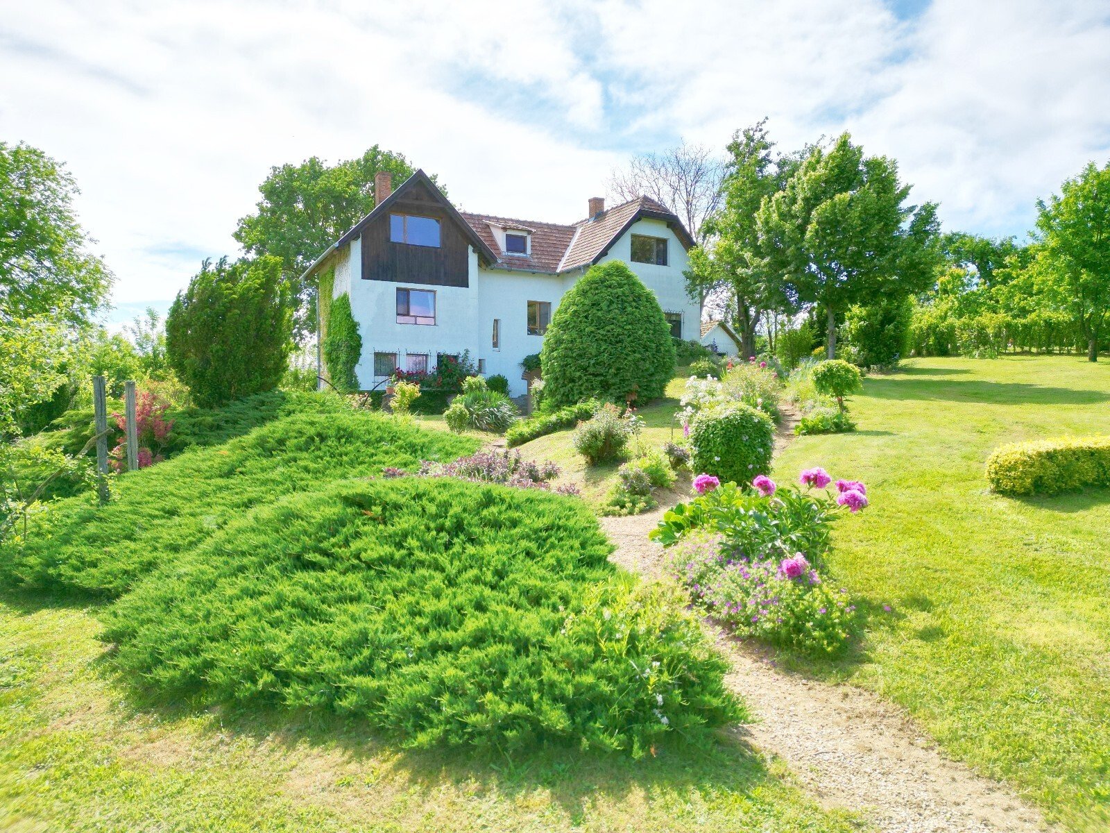 (AAA) Landhaus-Flair mit großem Grundstück bei Österreich