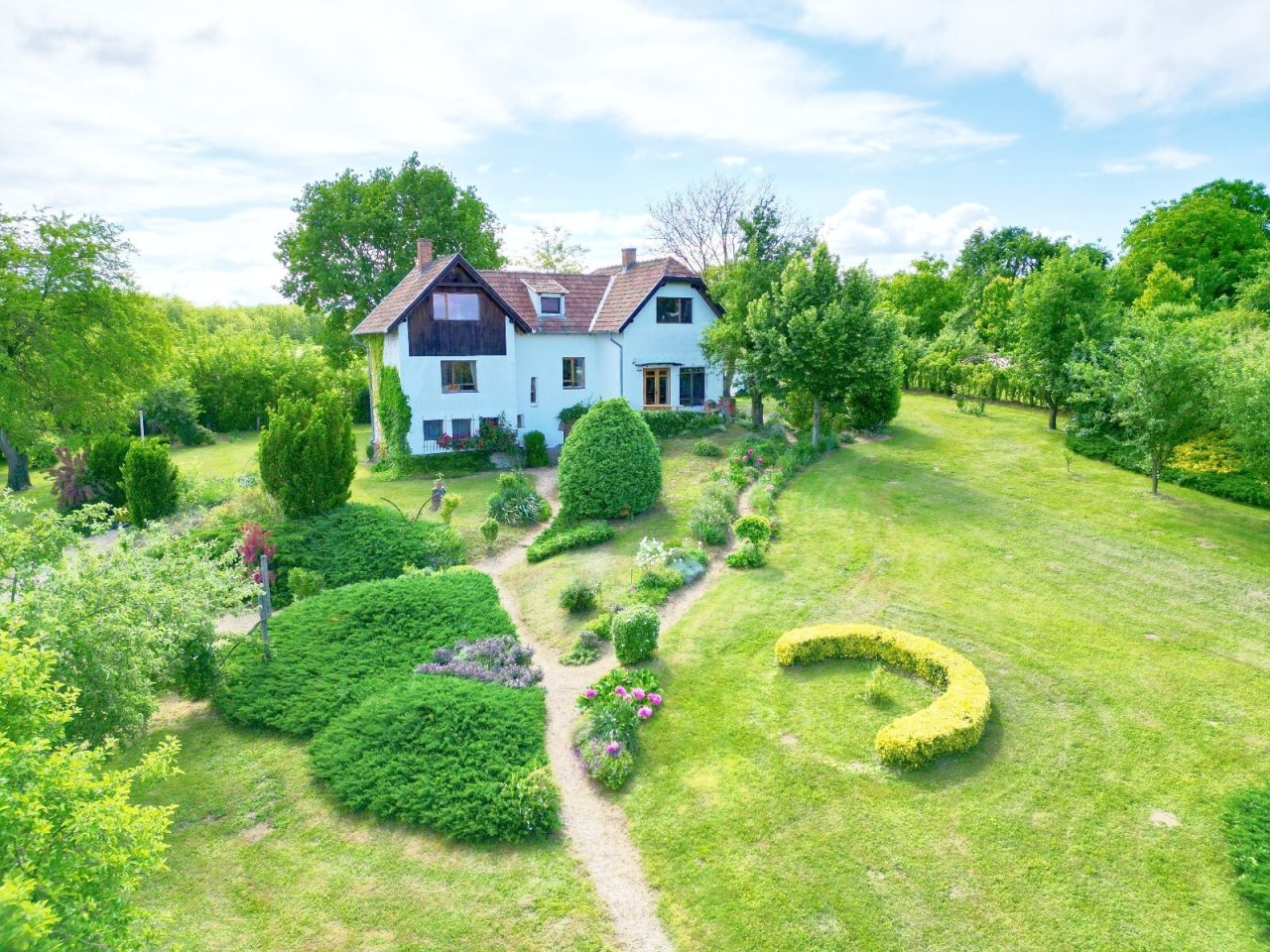 (AAA) Landhaus-Flair mit großem Grundstück bei Österreich (IB25148)
