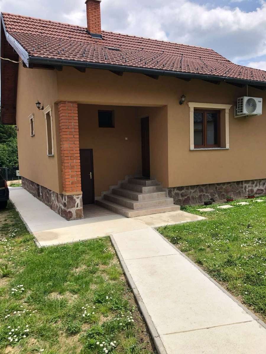 (AAA) Renoviertes Haus an der österreichisch-ungarischen Grenze im Nationalpark