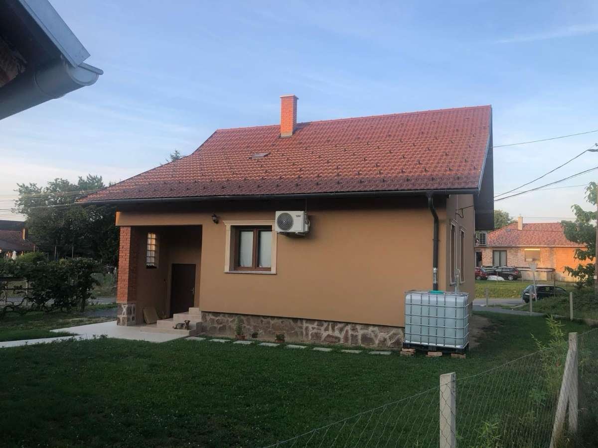 (AAA) Renoviertes Haus an der österreichisch-ungarischen Grenze im Nationalpark