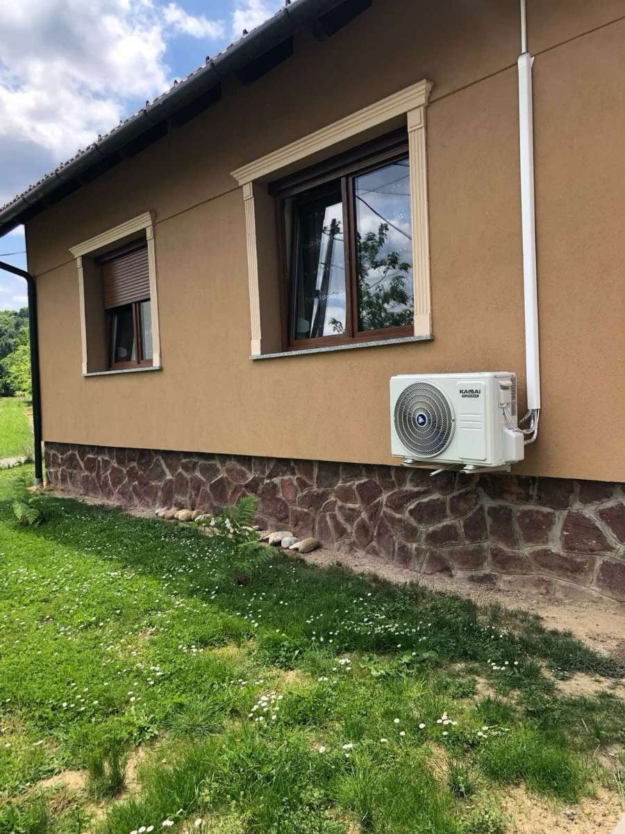 (AAA) Renoviertes Haus an der österreichisch-ungarischen Grenze im Nationalpark