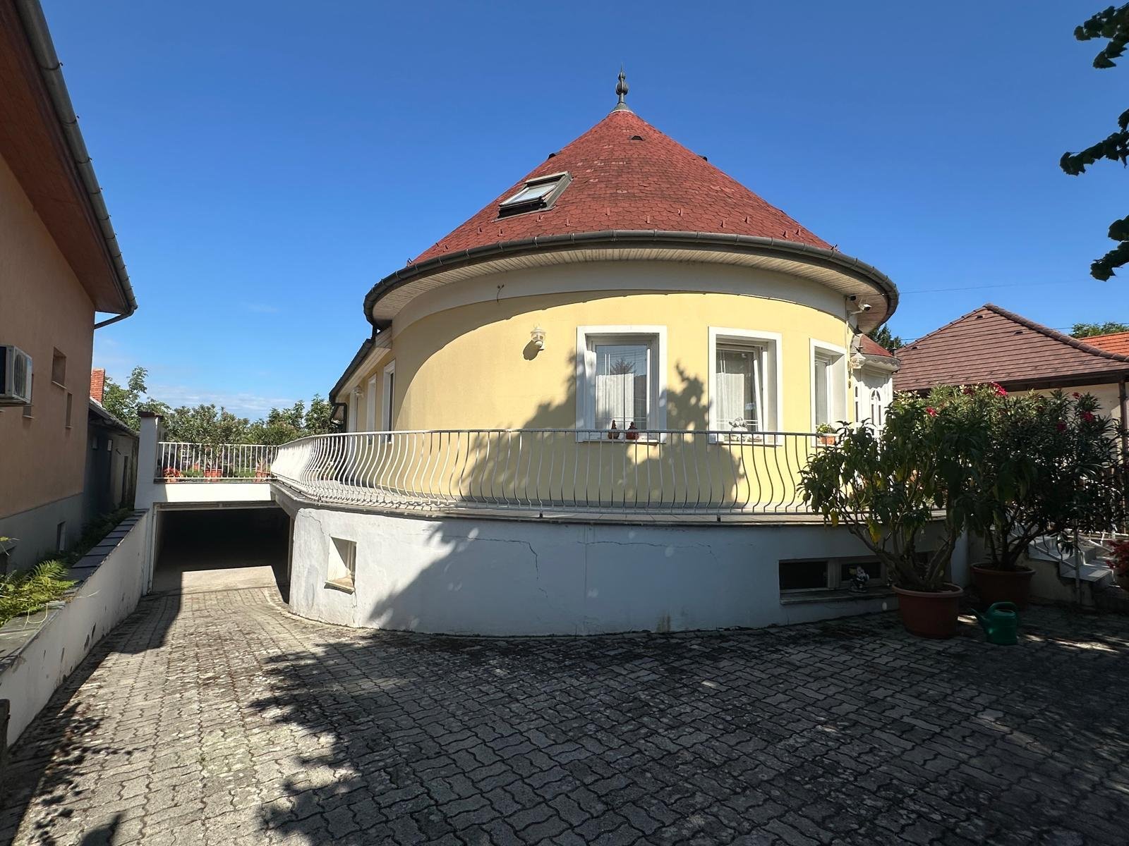 (AAA) Einfamilienhaus mit Praxis und Wohnungen