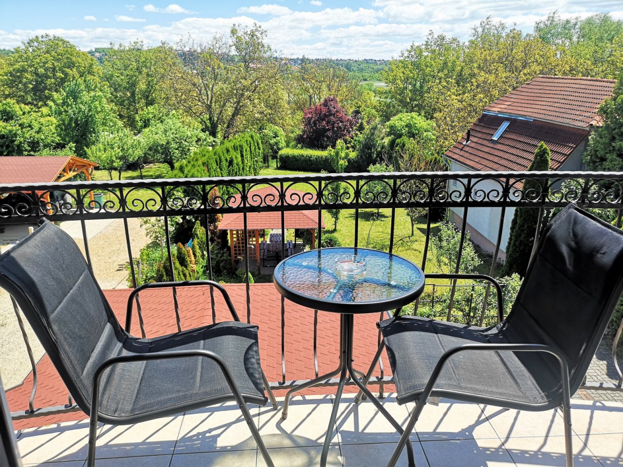 (AAA) Gästehaus mit 5 Apartments in der beliebtesten Straße des Kurorts (KE04)