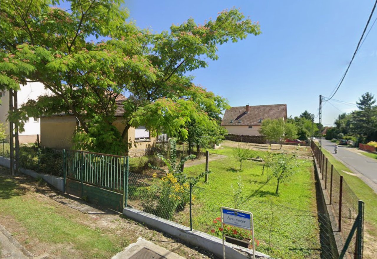(A-B) Baugrundstück nahe dem Ortskern und vom Plattensee (KK050)