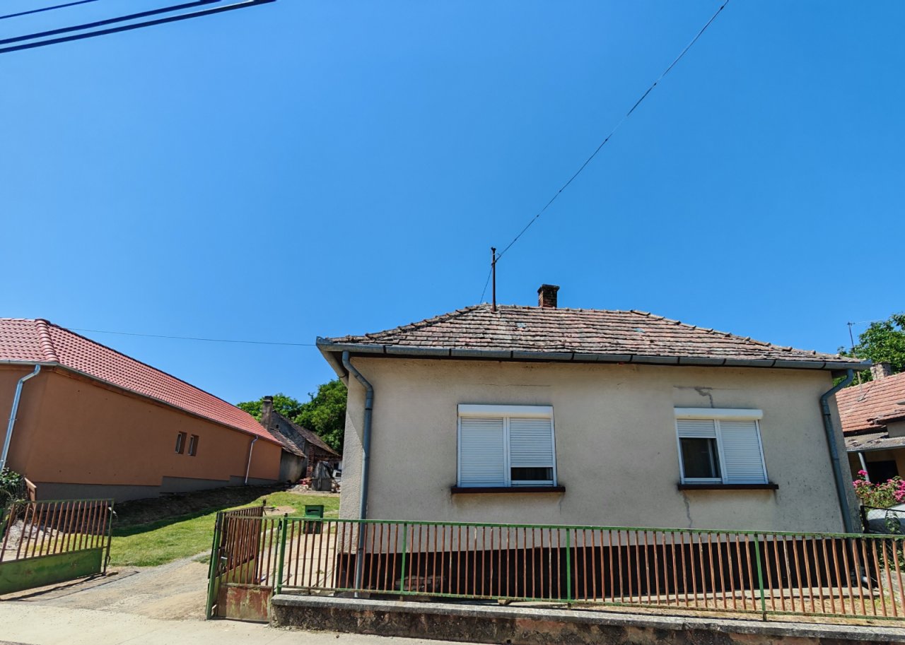 (BCA) Sanierungsbedürftiges Haus in ruhiger Umgebung (BB9366)