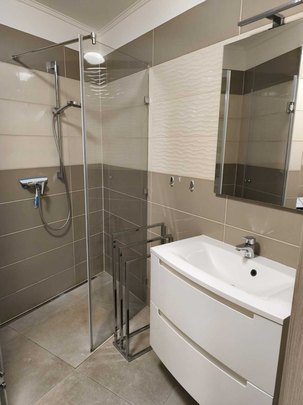 (AAA) Möbelierte Wohnung im Zentrum mit Tiefgaragenplatz (KK054)