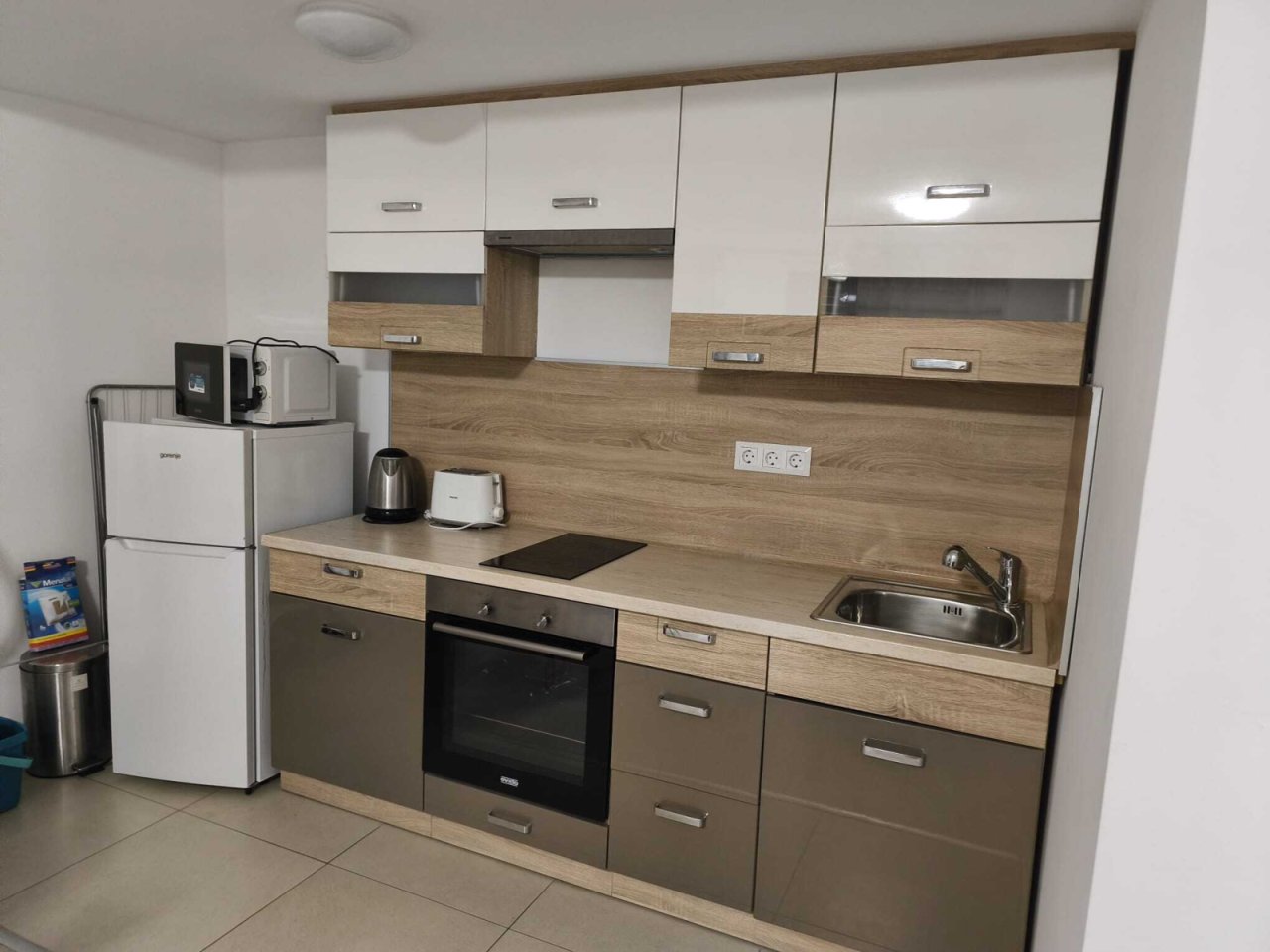 (AAA) Möbelierte Wohnung im Zentrum mit Tiefgaragenplatz (KK054)