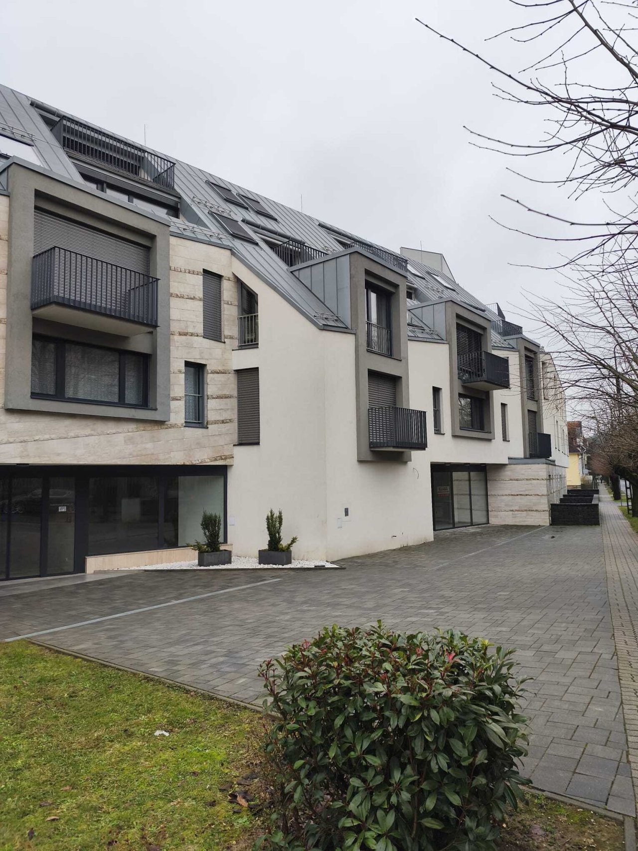 (AAA) Möbelierte Wohnung im Zentrum mit Tiefgaragenplatz (KK054)