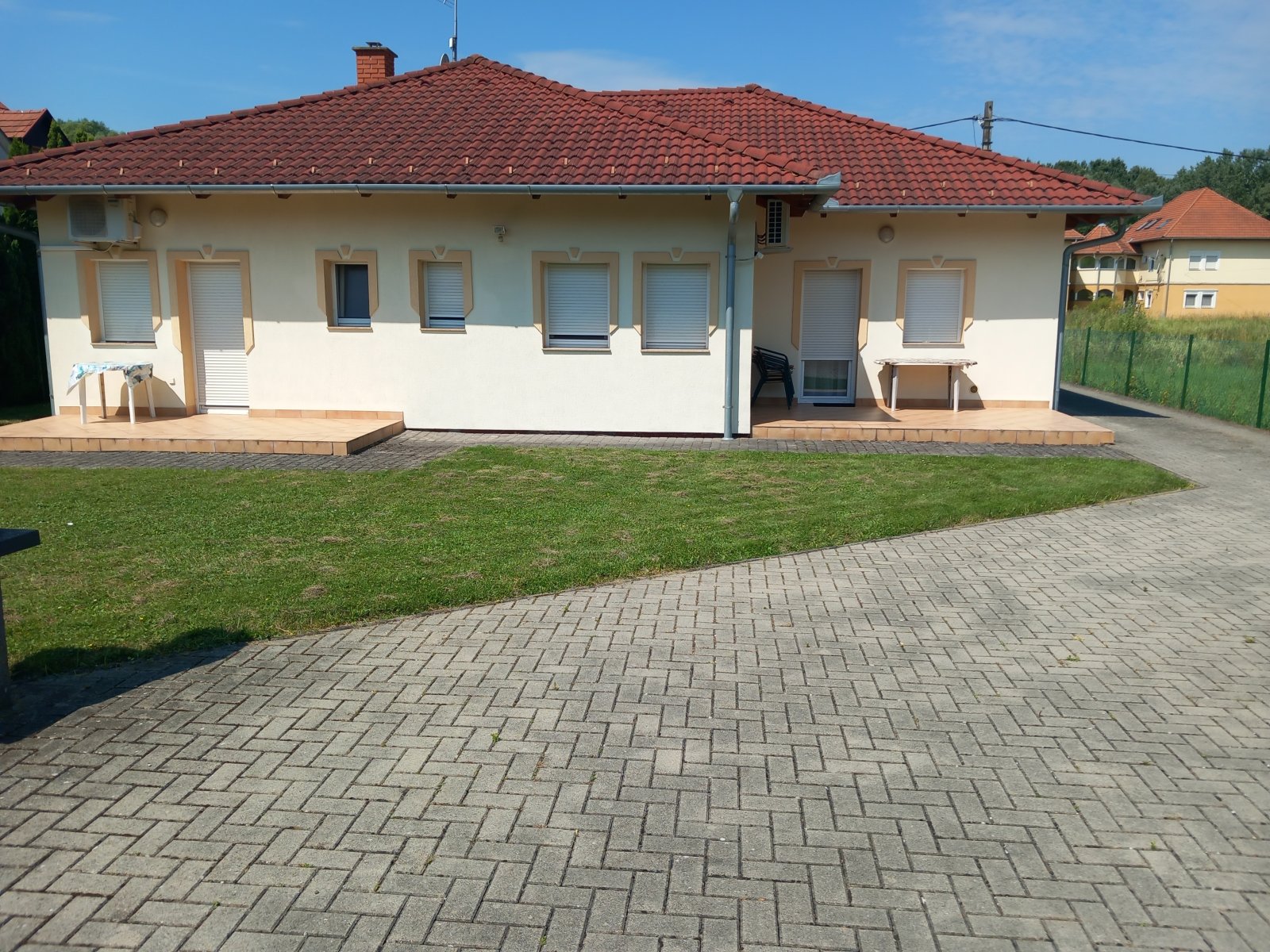 (AAA) Neuwertiger Bungalow & 2 Apartments im Thermalbad Nähe Balaton (KK056)