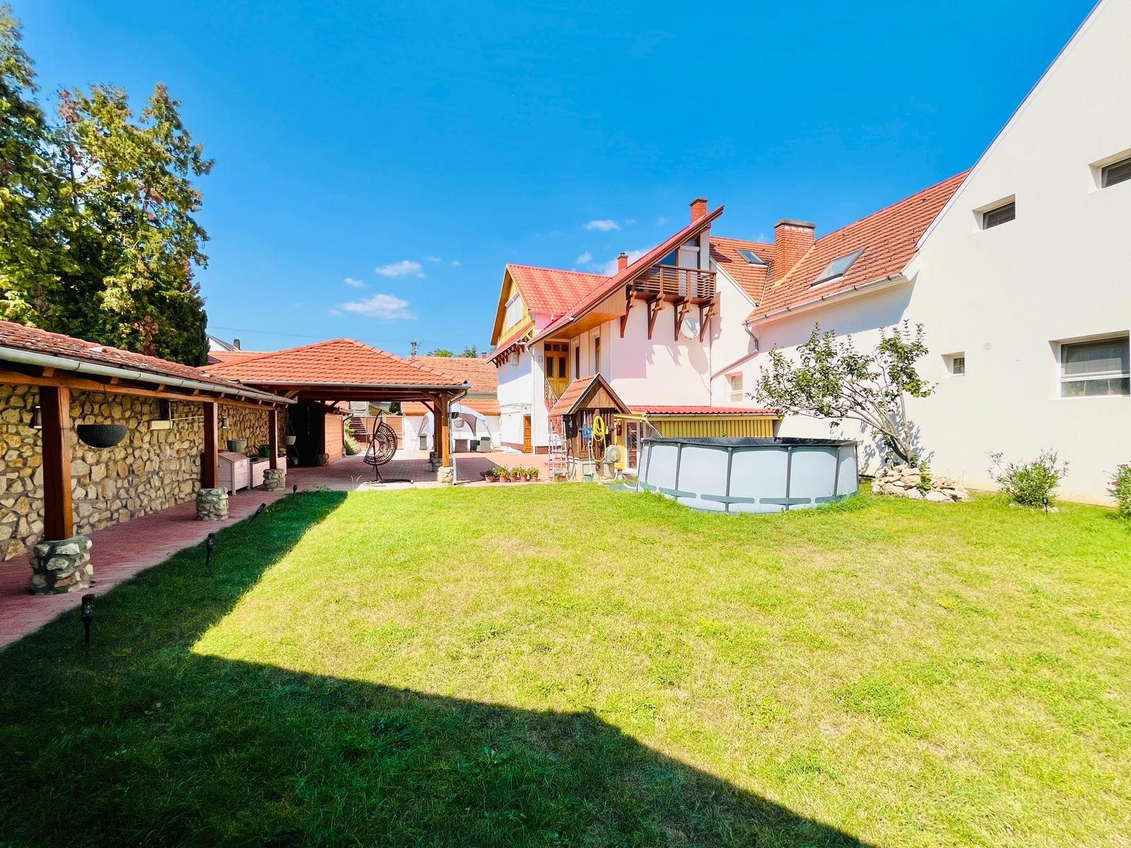 (AAA) Renoviertes Zweifamilienhaus in Strandnähe