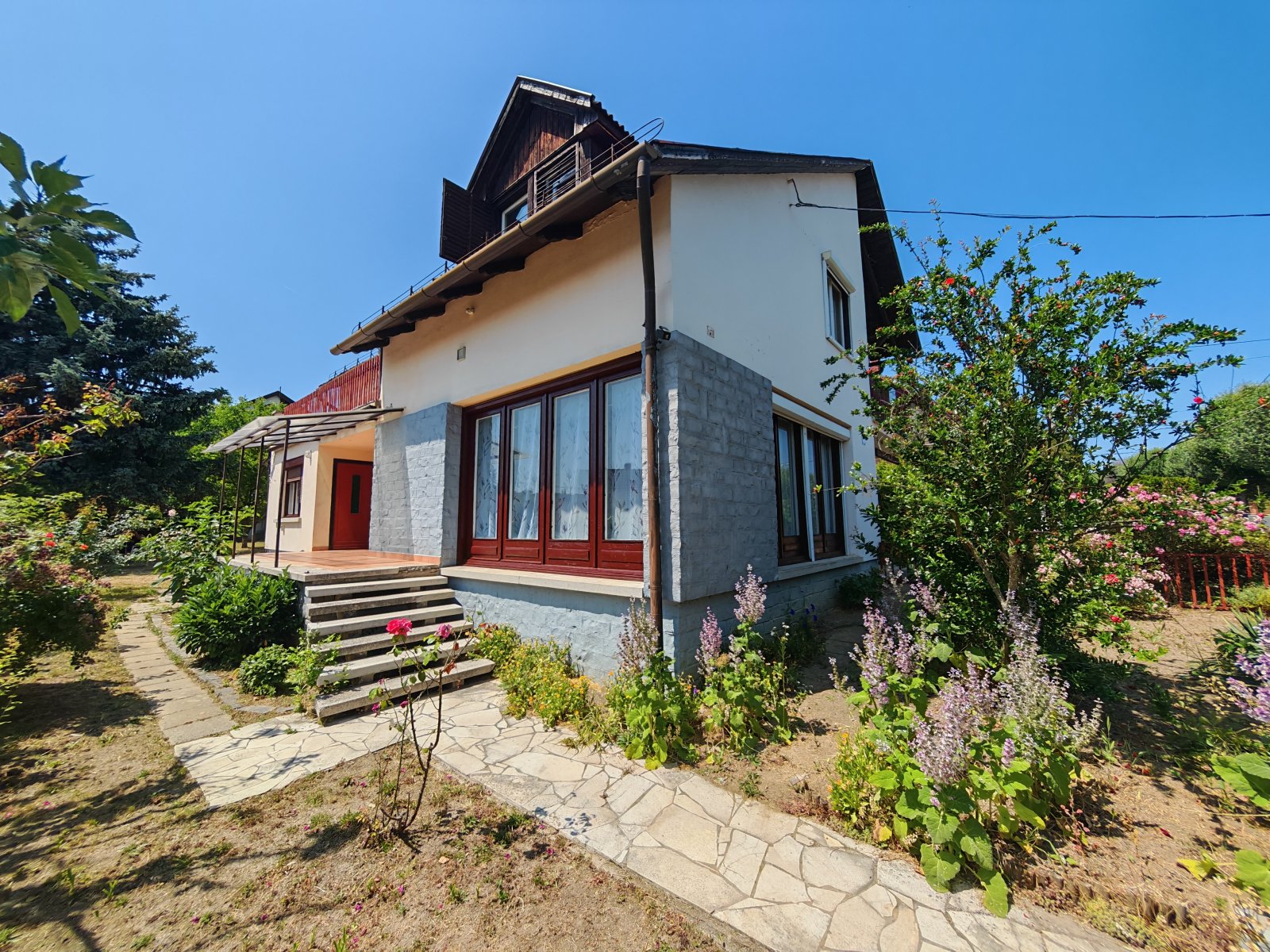 Renovierungsbedürftiges Haus in ruhigen Umgebung