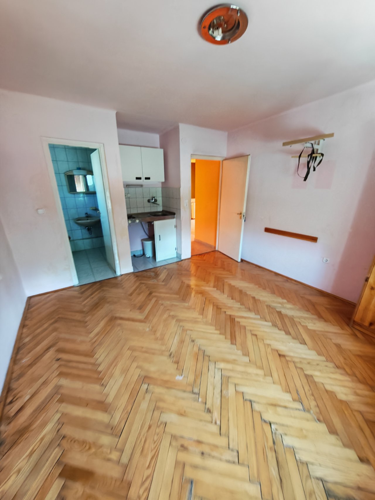 Renovierungsbedürftiges  Haus in ruhigen Umgebung (BB8329)