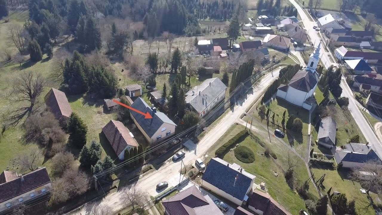 (BAA) Großes Zweifamilienhaus mit großem Grundstück in ruhigem Ort