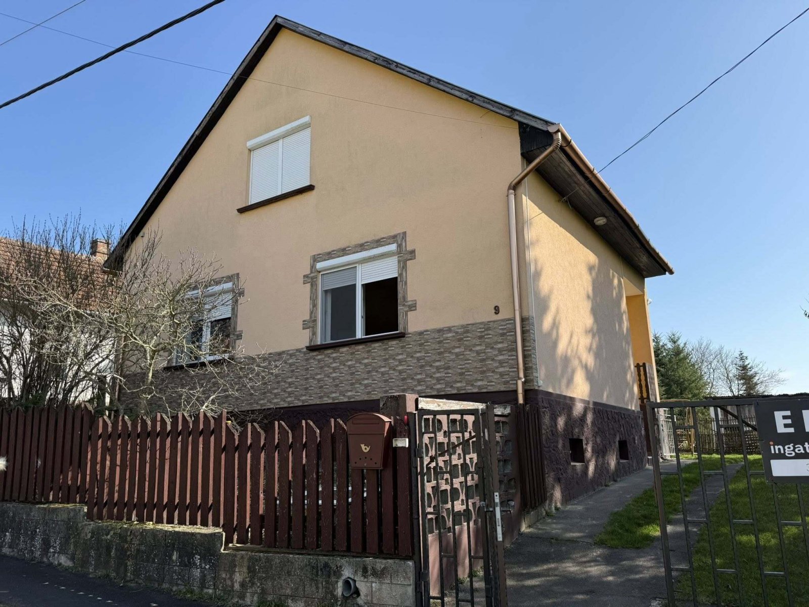 (BAA) Großes Zweifamilienhaus mit großem Grundstück in ruhigem Ort
