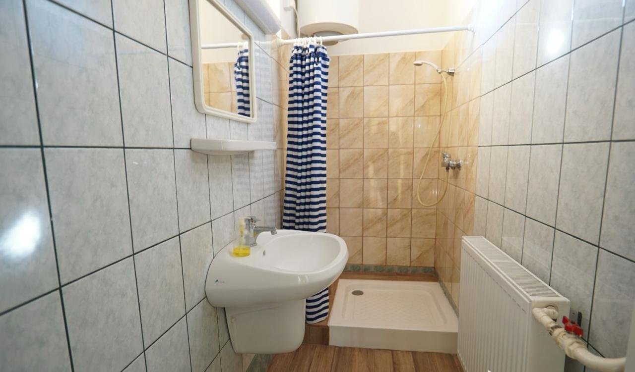 (BAA) Großes Zweifamilienhaus mit großem Grundstück in ruhigem Ort (KK2016)