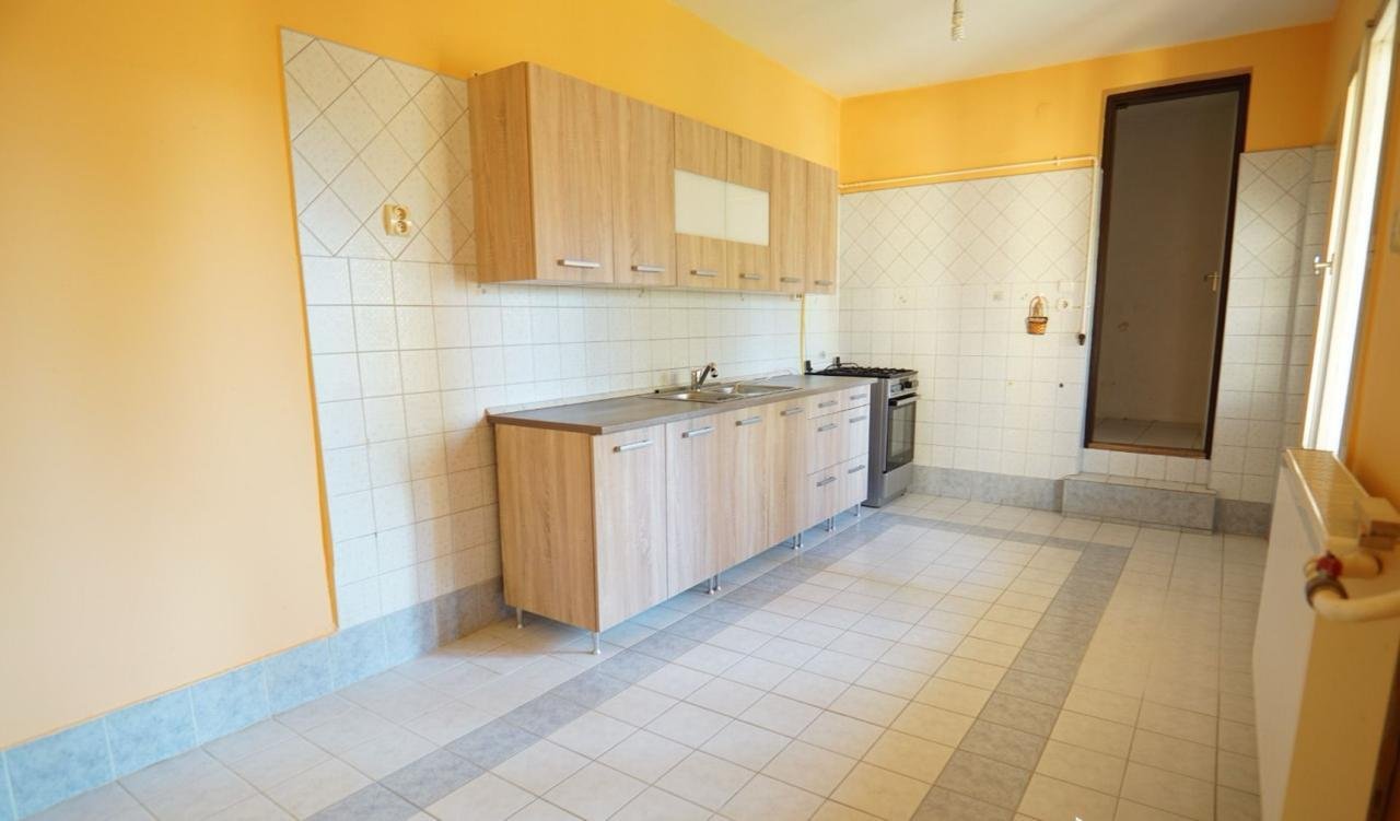 (BAA) Großes Zweifamilienhaus mit großem Grundstück in ruhigem Ort (KK2016)