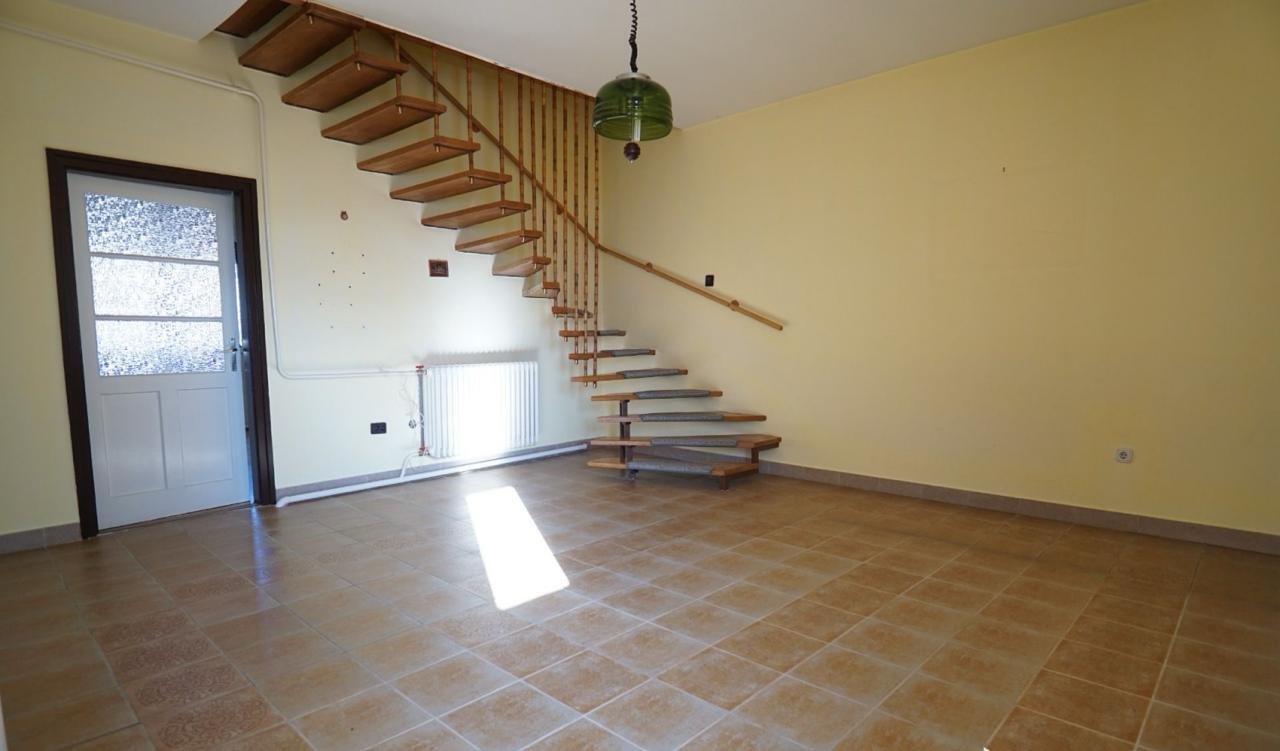 (BAA) Großes Zweifamilienhaus mit großem Grundstück in ruhigem Ort (KK2016)