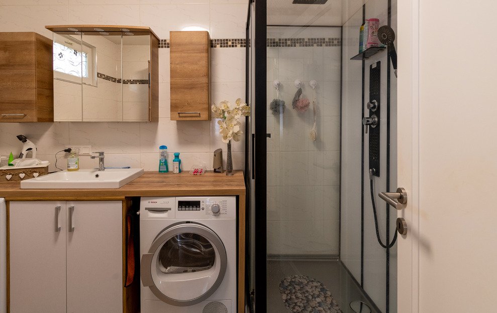 (AAA) Renoviertes Einfamilienhaus in ruhiger Lage Nähe Balaton (33884) — Modern bathroom with walk-in shower and practical washbasin area