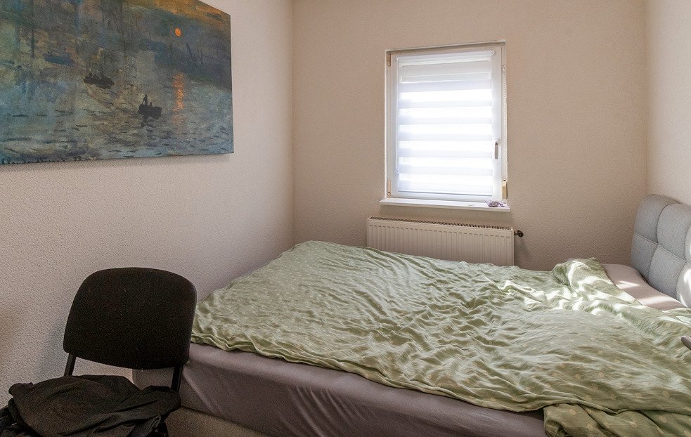 (AAA) Renoviertes Einfamilienhaus in ruhiger Lage Nähe Balaton (33884) — Bright bedroom with window front and integrated heating system