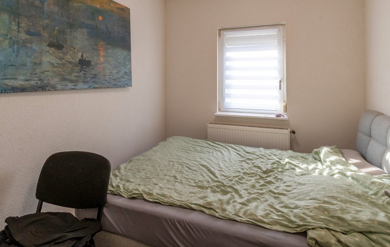 (AAA) Renoviertes Einfamilienhaus in ruhiger Lage Nähe Balaton (33884) — Bright bedroom with window front and integrated heating system