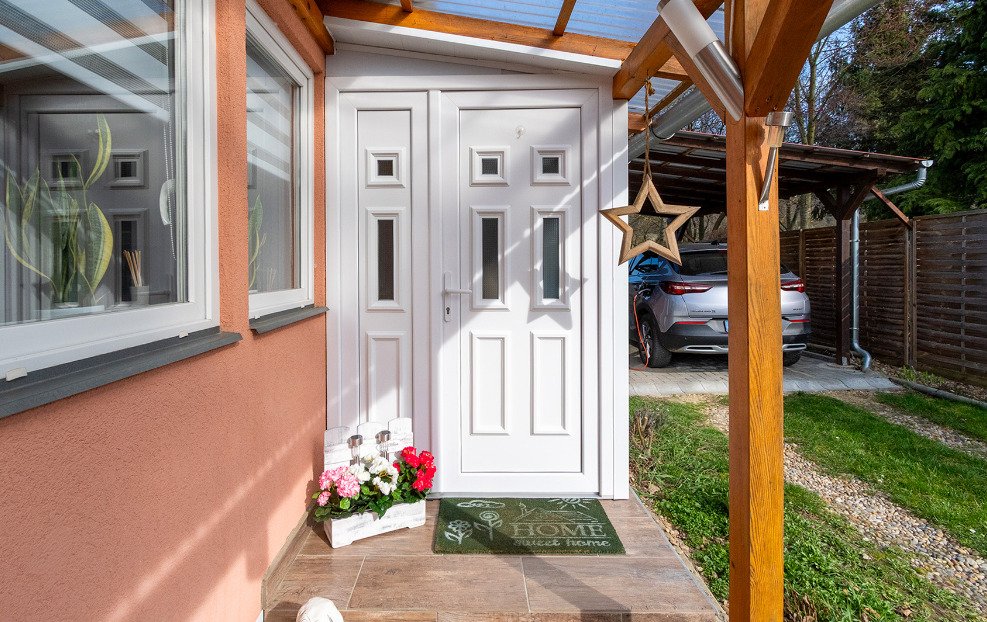 (AAA) Renoviertes Einfamilienhaus in ruhiger Lage Nähe Balaton (33884) — Elegant entrance area with high-quality front door design and covered access path