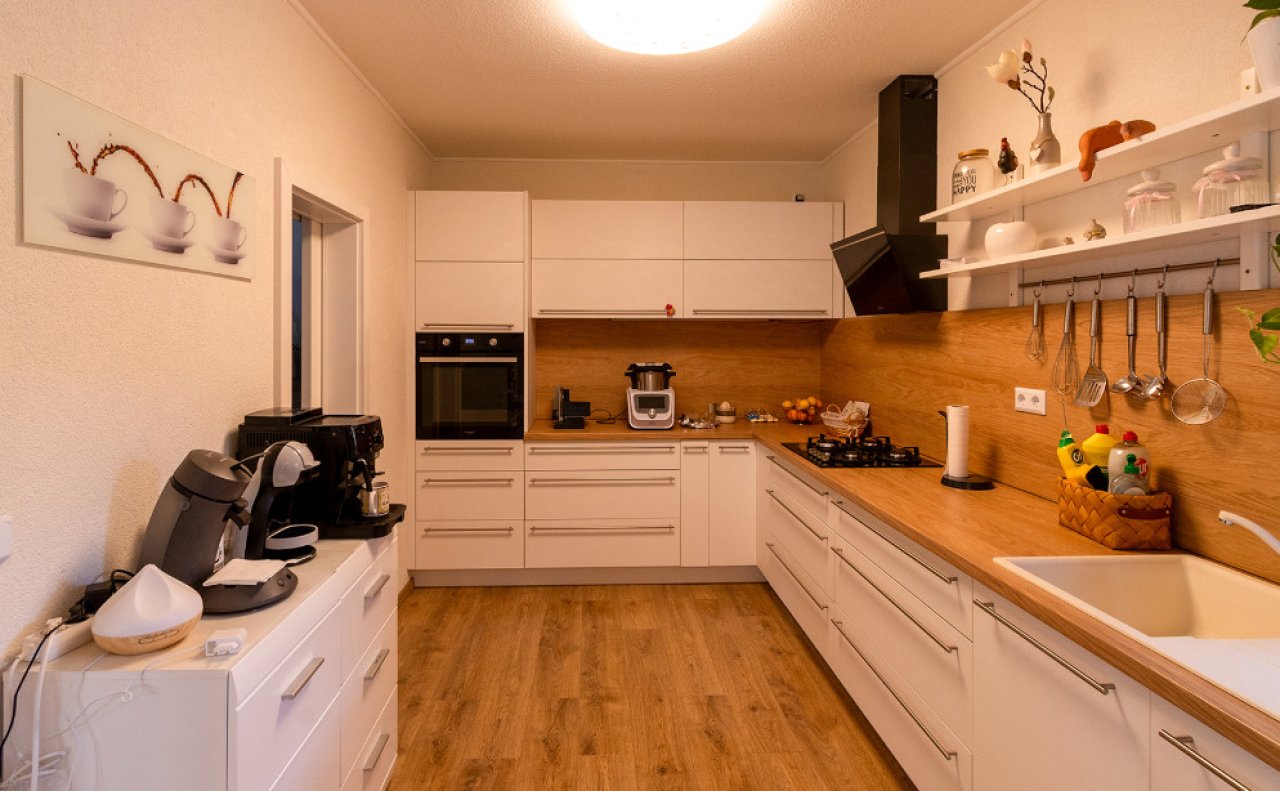(AAA) Renoviertes Einfamilienhaus in ruhiger Lage Nähe Balaton (33884) — Modern kitchen with high-quality equipment and practical workspace organization
