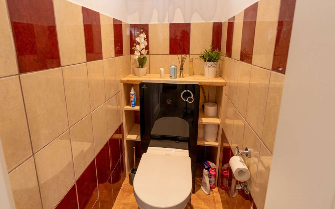 (AAA) Renoviertes Einfamilienhaus in ruhiger Lage Nähe Balaton (33884) — Modern guest bathroom with practical washbasin unit and high-quality ceramic cladding