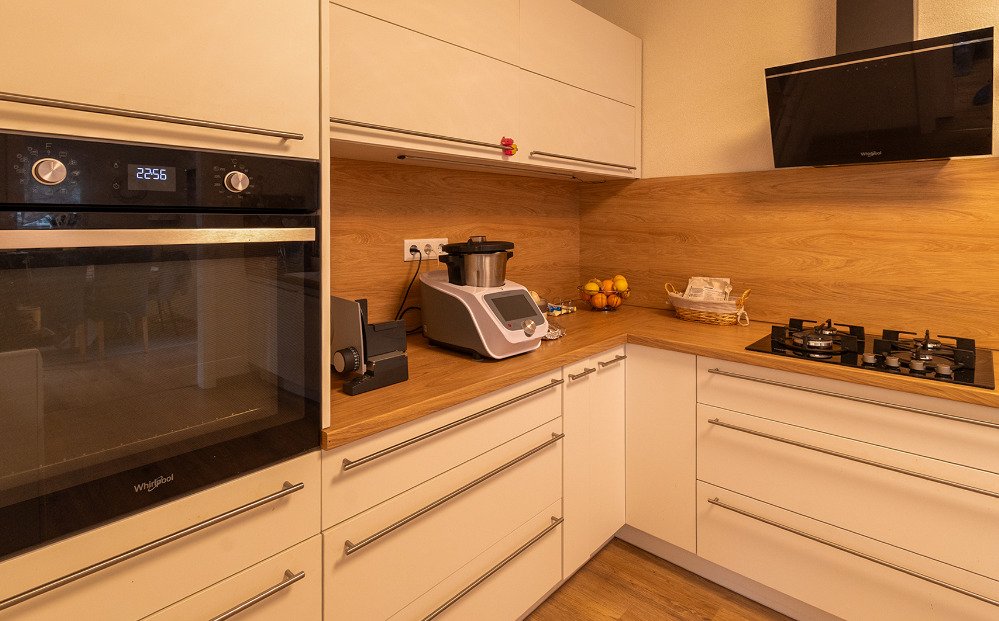 (AAA) Renoviertes Einfamilienhaus in ruhiger Lage Nähe Balaton (33884) — Modern kitchen with integrated gas cooktop and high-quality built-in appliances