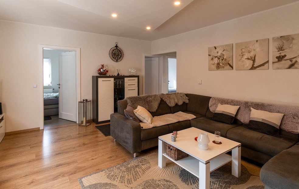 (AAA) Renoviertes Einfamilienhaus in ruhiger Lage Nähe Balaton (33884) — Living room with open layout and direct access to sleeping area and auxiliary rooms