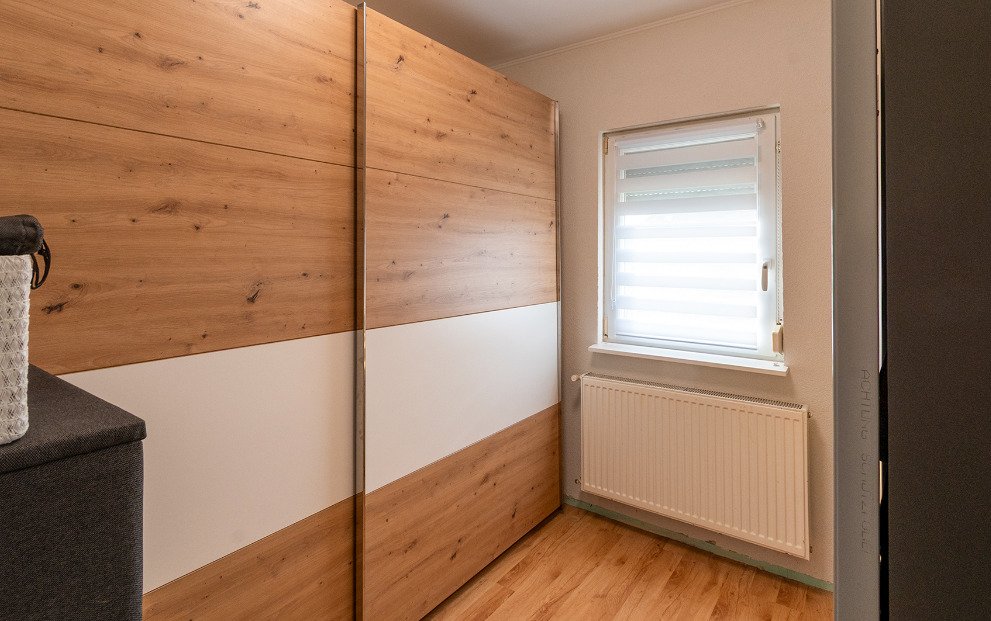 (AAA) Renoviertes Einfamilienhaus in ruhiger Lage Nähe Balaton (33884) — Comfortable bedroom with sliding door built-in wardrobe and skylight window