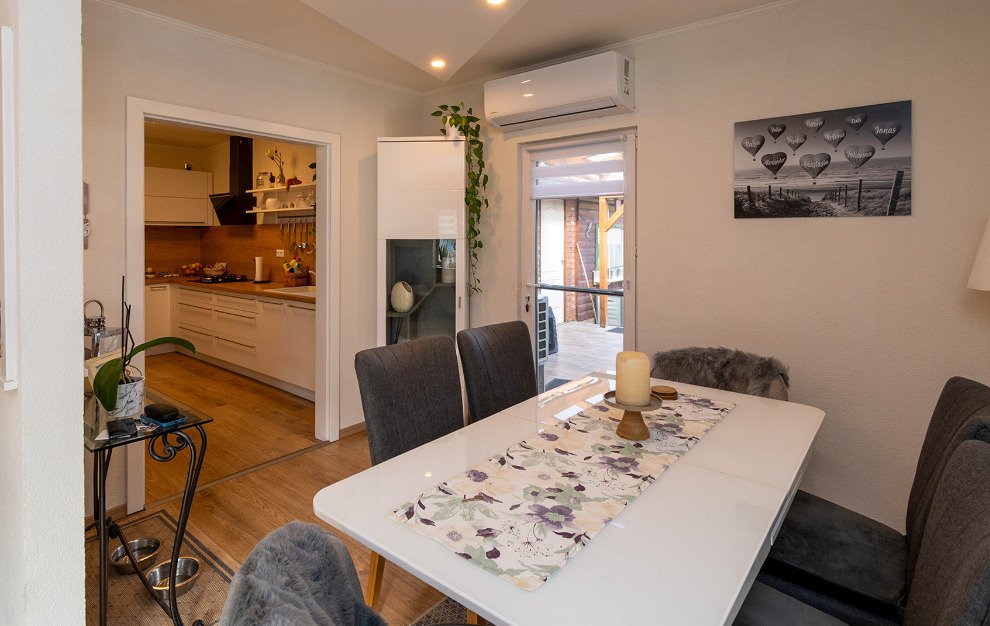 (AAA) Renoviertes Einfamilienhaus in ruhiger Lage Nähe Balaton (33884) — Open living and dining area with direct access to the terrace and modern air conditioning