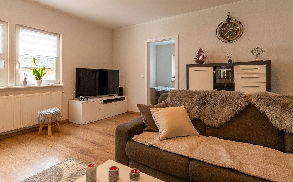 (AAA) Renoviertes Einfamilienhaus in ruhiger Lage Nähe Balaton (33884) — Bright living room with optimal space utilization and versatile usage options